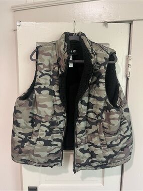 Jolie & Joy Camo Puffer Vest - Olive Green & Black